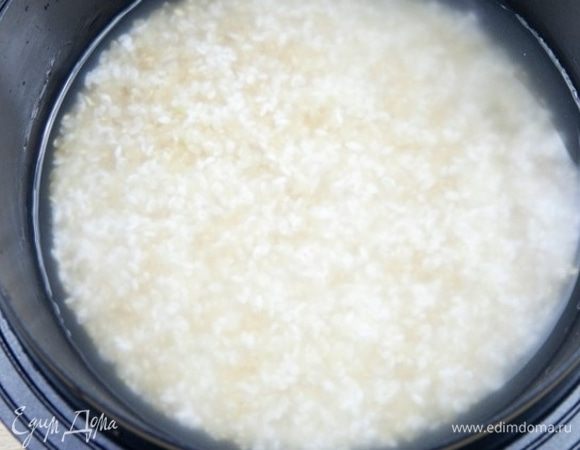 Сначала приготовьте рис. Промойте рис под проточной водой.