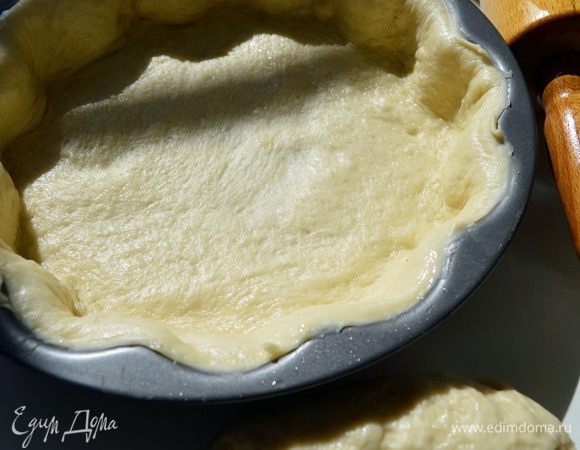 Первую часть теста распределить по дну и создать бортики, равные по высоте вишне. Дать постоять 10 минут.