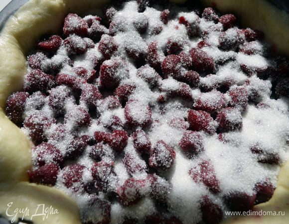 Посыпать вишню сахаром.