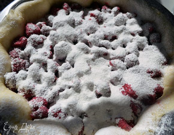 Посыпать вишню крахмалом.