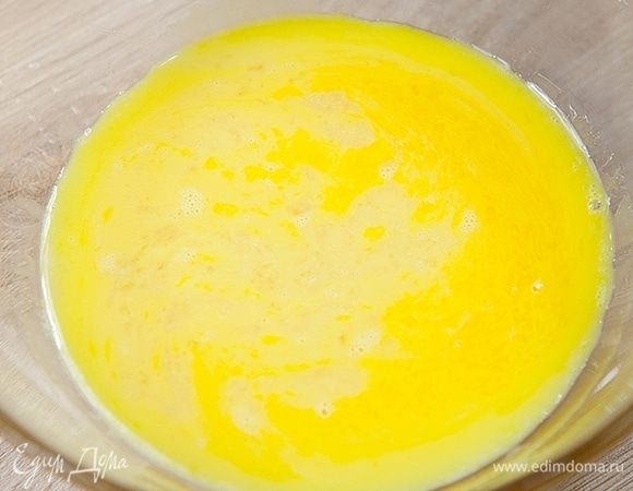 Приготовьте яичные сетки. Разбейте яйца в миску и слегка перемешайте.