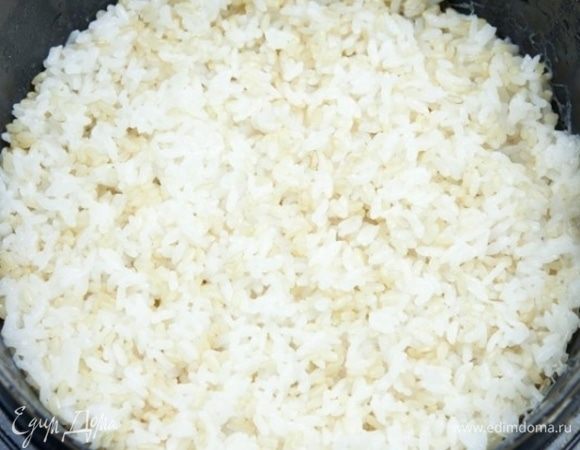 Налейте в кастрюлю воду и поставьте на огонь. Подсолите воду (1 щепотка соли) и отварите рис до готовности в течение 5 минут на сильном огне, а затем 10 минут на медленном.