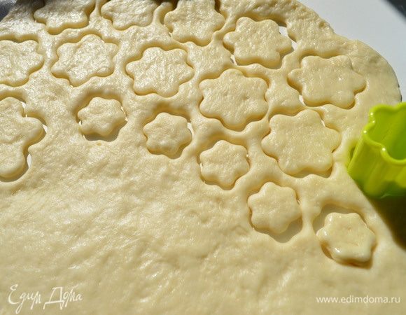 Вторую часть теста раскатать скалкой до толщины около 0,7 см. Вырезать сетку или любые фигурки.