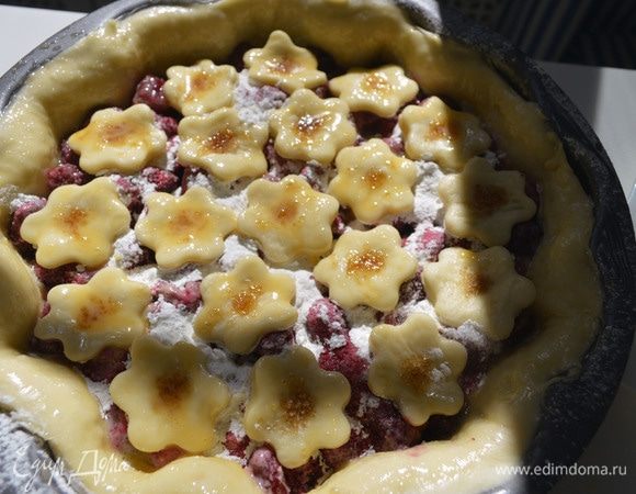 Украсить пирог, одновременно создавая верхний слой. Смазать взбитыми яйцами.