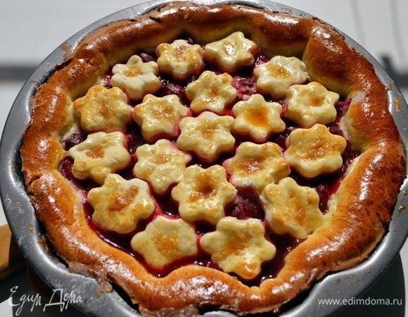 Поставить в духовку и выпекать пирог 18–25 минут до зарумянивания краев. Достать бабулечкин вишневник и отложить до остывания.