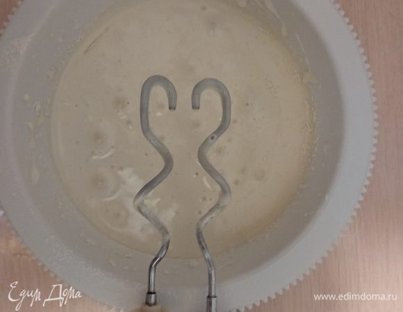 Аккуратно вводим муку, перемешивая ложкой (2/3 стакана муки), разрыхлитель, ванилин. Ставим в духовку 180-200°C, на 20 минут (на торт нужно 2 коржа).