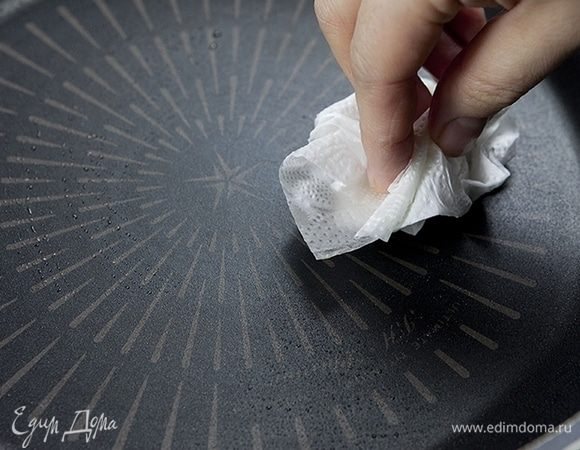 Разогрейте сковороду и с помощью салфетки смажьте растительным маслом (1 ст. л.).