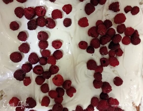 После выпекания коржи остудить, каждый разрезать вдоль на 2 части, получается 4. Каждый корж промазываю кремом, сверху — малина (по 0,5 л).