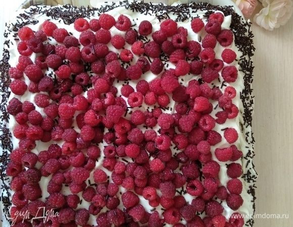 И так до конца, все 4 коржа. Получается очень высокий торт.