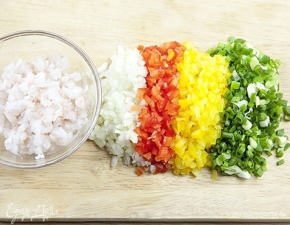 Мелко нарежьте креветки, белый лук, болгарский перец и лук-шалот.