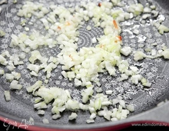 Разогрейте растительное масло на сковороде (1 ст. л.) и слегка обжарьте белый лук.