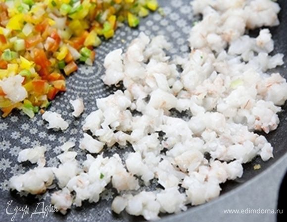 Выложите креветки на сковороду и обжарьте в течение 4–5 минут.