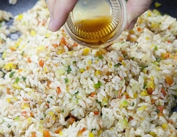 Добавьте устричный соус, кунжутное масло и белый кунжут. Все перемешайте и готовьте 5–7 минут. В конце добавьте соль (1 щепотку), черный перец и перемешайте.