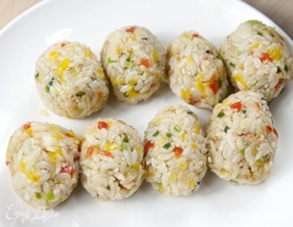 Остудите готовый рис с овощами и креветками, и сформируйте крокеты овальной формы. Должно получиться 8 штук.