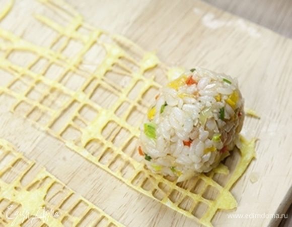 Выложите яичные сетки на стол. Кладем крокеты на сетки.