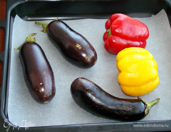 Баклажаны и перец вымыть и наколов вилкой в нескольких местах, запечь в разогретой до 180°C духовке примерно полчаса, до мягкости. Готовые овощи завернуть в пакет или фольгу и оставить на 10 минут.