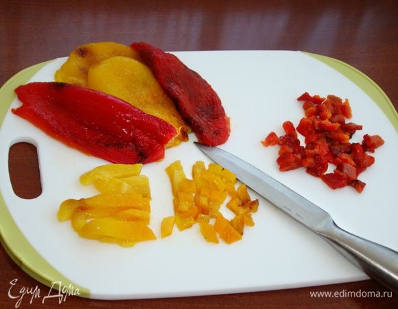 Перец я взяла двух цветов, для придания летней яркости котлеткам. С перчика снять шкурку и нарезать небольшими кубиками.