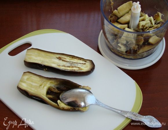 С баклажан снять шкурку, удалить семена (если они слишком крупные) и пюрировать в блендере.