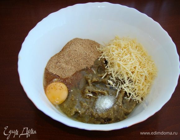 К пюре из баклажан добавить яйцо, панировочные сухари, тертый на мелкой терке сыр, соль и специи по вкусу. Смесь тщательно перемешать до однородности.