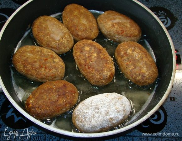 Готовые котлеты обвалять в муке и обжарить на растительном масле с двух сторон, до румяной корочки, примерно по 2 минутки.