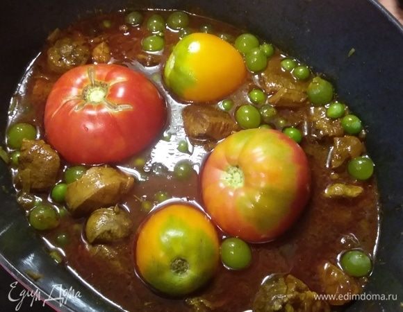 В рагу добавить виноград (я бросила так же и несколько зрелых ягод), помидоры целиком (желательно, мелкие, но не черри).