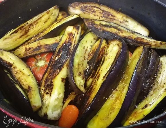 Сверху выложить баклажаны, посолить и поперчить по вкусу. Теперь, уже не перемешивая, тушить на медленном огне в течение 30 минут.