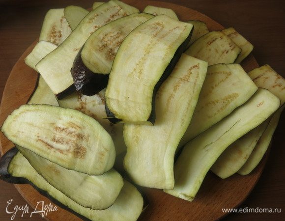 Баклажаны нарезаем полосками.