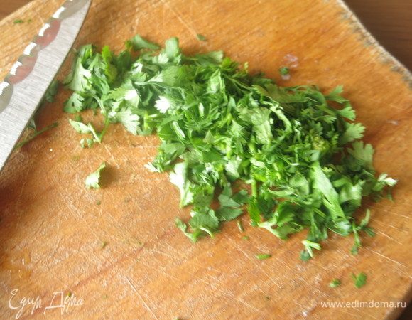 Нарезаем кинзу, перец горький — 1/3 стручка.