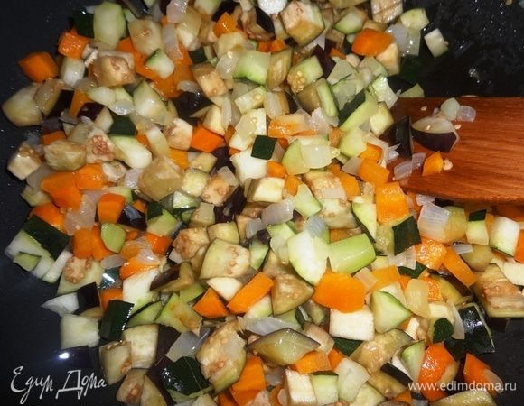 Добавить нарезанные овощи в сковороду, перемешать. Накрыть крышкой и продолжать жарить на небольшом огне до мягкости, периодически помешивая.