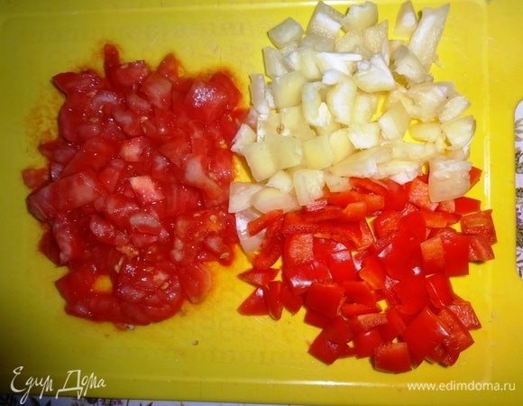 Перец (у меня красный и желтый) и помидор вымыть, обсушить. Помидор очистить от кожицы. Из перца удалить семена. Перец и помидор нарезать мелкими кубиками.