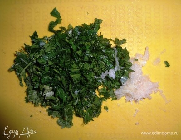 Петрушку и кинзу вымыть, обсушить, мелко нарезать. Чеснок очистить, натереть на мелкой терке.