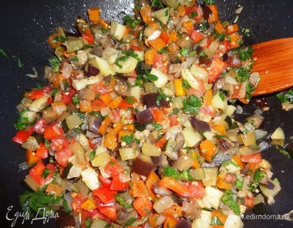 Добавить зелень и чеснок к овощам, перемешать, жарить еще 2 минуты и выключить огонь. Гарнир готов. Выложить его на тарелку, придав форму кольца.