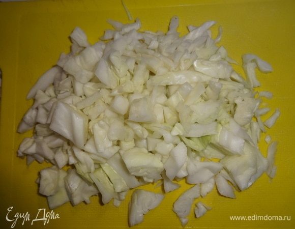 Капусту вымыть, обсушить, нарезать небольшими кусочками. Посолить и слегка перетереть руками. Выложить капусту в тарелку.