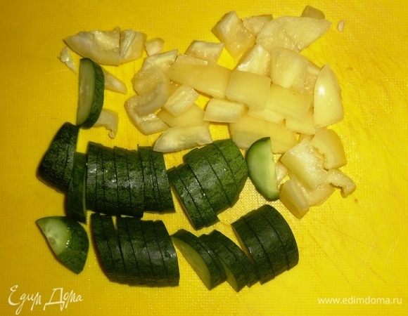 Перец и огурец вымыть. Перец очистить от семян. Нарезать перец небольшими кубиками, огурец полукружками.