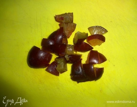 Сливы и помидор вымыть, обсушить. Сливы нарезать мелкими кубиками. Помидор разрезать вдоль пополам, каждую половинку поперек пополам, затем тонкими ломтиками. Выложить сливы и помидор на салат.