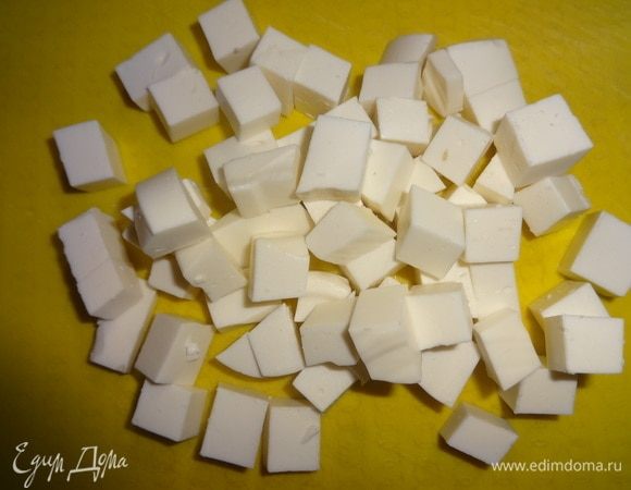 Фету нарезать небольшими кубиками. Выложить в тарелку.