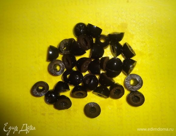 Оливки отцедить от жидкости, обсушить, разрезать вдоль пополам. Виноград вымыть, обсушить. Оливки и виноград добавить в салат.