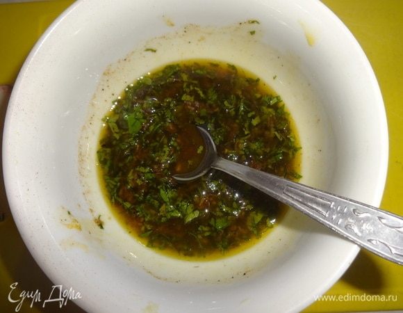 Приготовить заправку. Для этого кинзу вымыть, обсушить, очень мелко нарезать. Имбирь и чеснок очистить, натереть на мелкой терке. В чашке соединить все жидкие ингредиенты, добавить зелень, чеснок, имбирь, оба вида перца, тщательно перемешать. Полить салат заправкой.