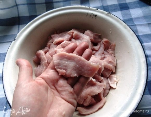 Мясо (у меня сегодня свинина) нарезать тонкими крупными кусочками.