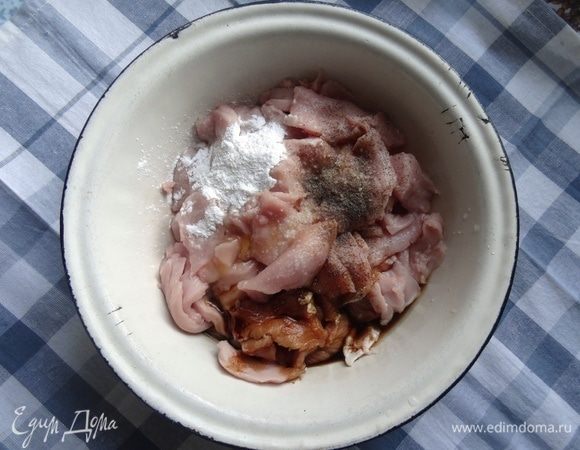 Яйцо слегка взбить и половину добавить к мясу, также добавить соль, перец, крахмал, соевый соус, 2–3 ложки воды. Все перемешать, закрыть крышкой и оставить мариноваться на 1 час.