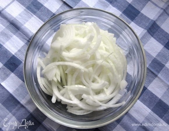 Лук нарезать полукольцами.
