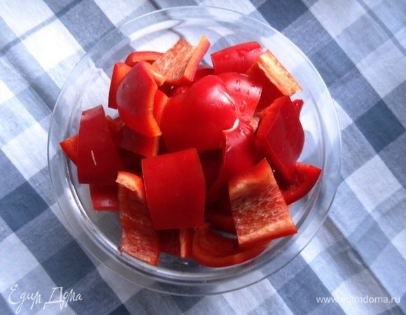 Болгарский перец и пекинскую капусту — крупными квадратиками.