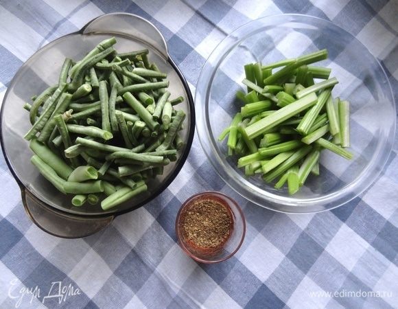 Стручковую фасоль, сельдерей и зеленый лук нарезать соломкой длиной 4–5 см, чеснок мелко нарезать.