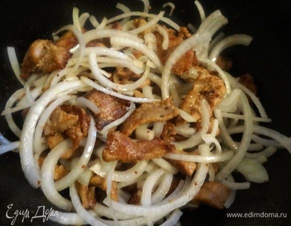 В казане раскалить масло, опустить в него мясо и, часто помешивая, обжарить до полуготовности. Добавить лук, обжарить до мягкости.