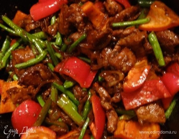 Теперь нужно постепенно, с интервалом в пару минут, вводить овощи, продолжая жарить на сильном огне и помешивать.<br />
1) стебли сельдерея, соевый соус, соль, перец, приправу хаджо, томатную пасту обжарить 2 минуты; <br />
2) пекинскую капусту обжарить 2 минутки;<br />
3) фасоль (джандо) жарить еще 2 минуты;<br />
4) болгарский перец, чеснок, острый перец (у меня сушеный чили) обжаривать еще пару минут.