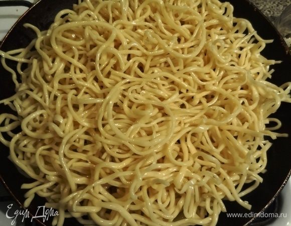 Для цомяна лучше всего использовать домашнюю вручную изготовленную лапшу, ее продают уже отваренную (у меня 1 кг). Лапшу нужно нарезать на куски длиной 10 см и слегка обжарить в отдельной сковороде с 1 ст. л. растительного масла.