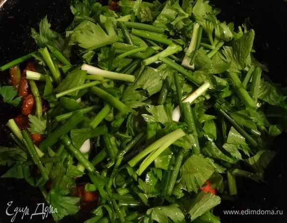 В конце добавить зелень сельдерея и зеленый лук, держать на огне еще 2 минуты.