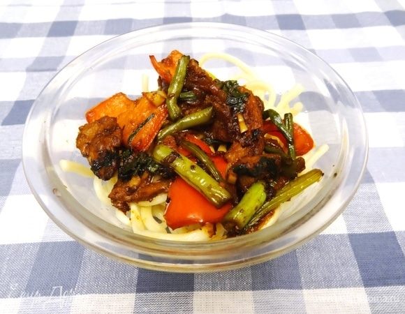 В тарелку положить лапшу, а сверху — мясо с овощами, перемешать.