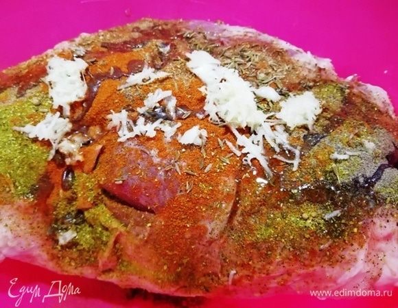 Подготовленные специи, чеснок и гранатовый соус хорошо втираем в баранину.