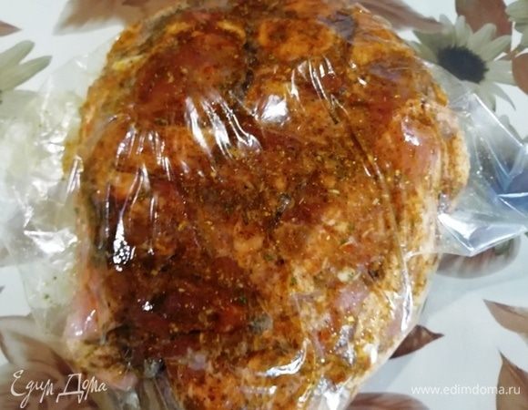 Кладем подготовленную баранину в пакет или оборачиваем пищевой пленкой. Убираем в холодильник на 12–24 часа. Чем дольше маринуется мясо, тем вкуснее и ароматнее получается. У меня баранина мариновалась ночь.